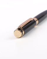 قلم رجالي كلاسيك بلون أسود وذهبي