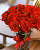 مزهرية ورد أنيقة من ورد الجوري الأحمر والبيبي روز