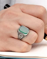 خاتم فضة رجالي بتصميم ملكي بحجر من العقيق