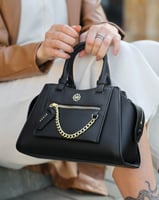 شنطة نسائية أنيقة بلون أسود