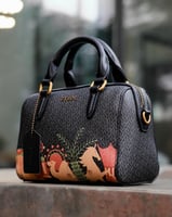 شنطة نسائية بتصميم أنيق بلون أسود