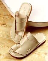 زيبرية رجالية من الجلد بلون بيج