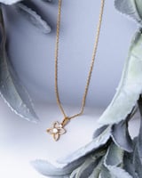 سلسال أطفال بلون ذهبي بتصميم أنيق