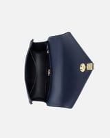 ‎ شنطة نسائية بتصميم أنيق بلون أزرق.