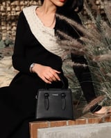 شنطة نسائية من الجلد بلون أسود