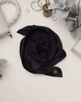 سكارف نسائي متفرد باللون الكحلي