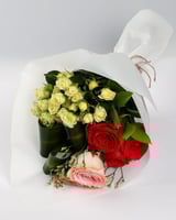 باقة ورد جميله من الروز والبيبي روز