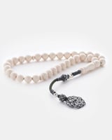 سبحة بكلايت بلون أبيض بتصميم أنيق