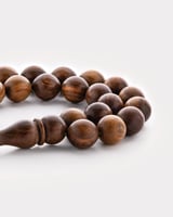سبحة خشب الصندل باللون البني