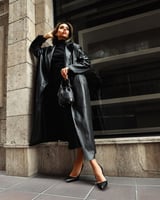 شنطة نسائية بتصميم ملفت بلون أسود