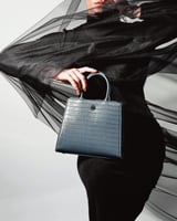 ‎ شنطة نسائية كلاسيك بلون أزرق