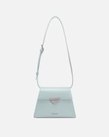 ‎ شنطة نسائية بلون أزرق فاتح.