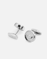 كبك رجالي يصف معاني الأناقة بلون فضي