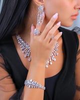 طقم نسائي فاخر باللون الفضي