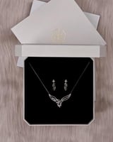 طقم سلسال وحلق نسائي بلون ذهبي