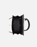 شنطة نسائية تعبر عن الأناقة العصرية بلون أسود