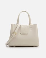 شنطة نسائية بتصميم عملي بلون بيج.