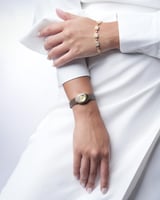 ساعة نسائية بسير جلد بلون بني.