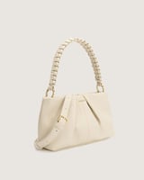 شنطة نسائية بلون أبيض تناسب اطلالتك في كل الأوقات