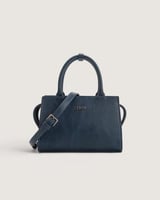 شنطة نسائية من الجلد باللون الأزرق