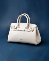 شنطة بحجم كبير بلون أبيض