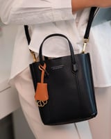 شنطة نسائيةبتصميم عصري بلون أسود