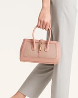شنطة نسائية لإطلالتك العملية بلون وردي