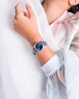 ساعة نسائية بسير من الجلد بلون أزرق