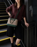 شنطة نسائية بتصميم عملي بلون أخضر