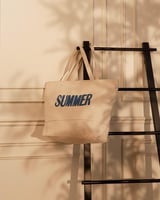 ‎ شنطة نسائية صيفية بلون بيج.