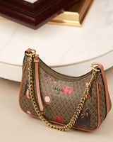 ‎ شنطة نسائية بتصميم عصري بلون بني.