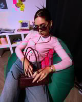 شنطة تعزز هويتك باللون العودي