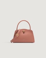 شنطة بلون وردي بحجم متوسط لكل يوم.