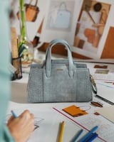 شنطة بحجم متوسط لكل يوم بلون أزرق