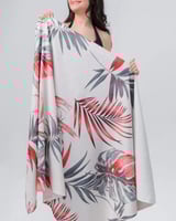 منشفة للشاطىء بلون أبيض بطبعات