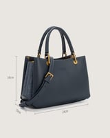 شنطة نسائية بتصميم عملي بلون أزرق