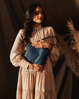 شنطة نسائية بمقاس متوسط باللون الأزرق