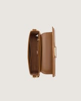 شنطة نسائية بمقاس متوسط باللون البني.