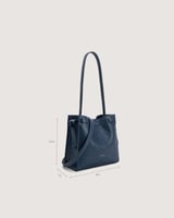 شنطة نسائية بمقاس متوسط باللون الأزرق