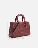 شنطة نسائية بحجم كبير باللون العودي