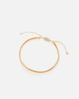 اسوارة من الخيوط بلون بيج وخرز بلون أورنج