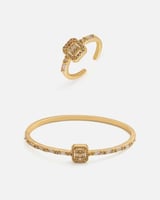 طقم نسائي فاخر بلون ذهبي