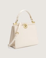 شنطة نسائية تعكس الأناقة بلون بيج