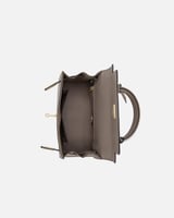 شنطة نسائية تعبر عن الأناقة العصرية بلون رمادي