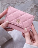 هدية نسائية من ساعة ومحفظة وميدالية