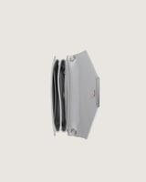 شنطة نسائية أنيقة لحضور ملفت بلون فضي