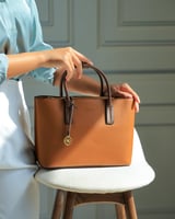 شنطة نسائية بتصميم عملي بلون بني