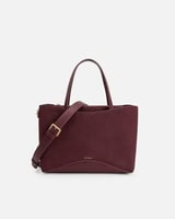 شنطة نسائية تتكلم بلغة الأناقة بلون عودي