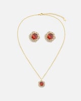 طقم نسائي مميز بلون ذهبي