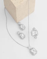 طقم اكسسوار نسائي بتصميم جذاب بلون فضي